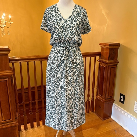 Dresses & Skirts - V-Neck Flowy Floral Viridian Summer Dress Wmn’s XS